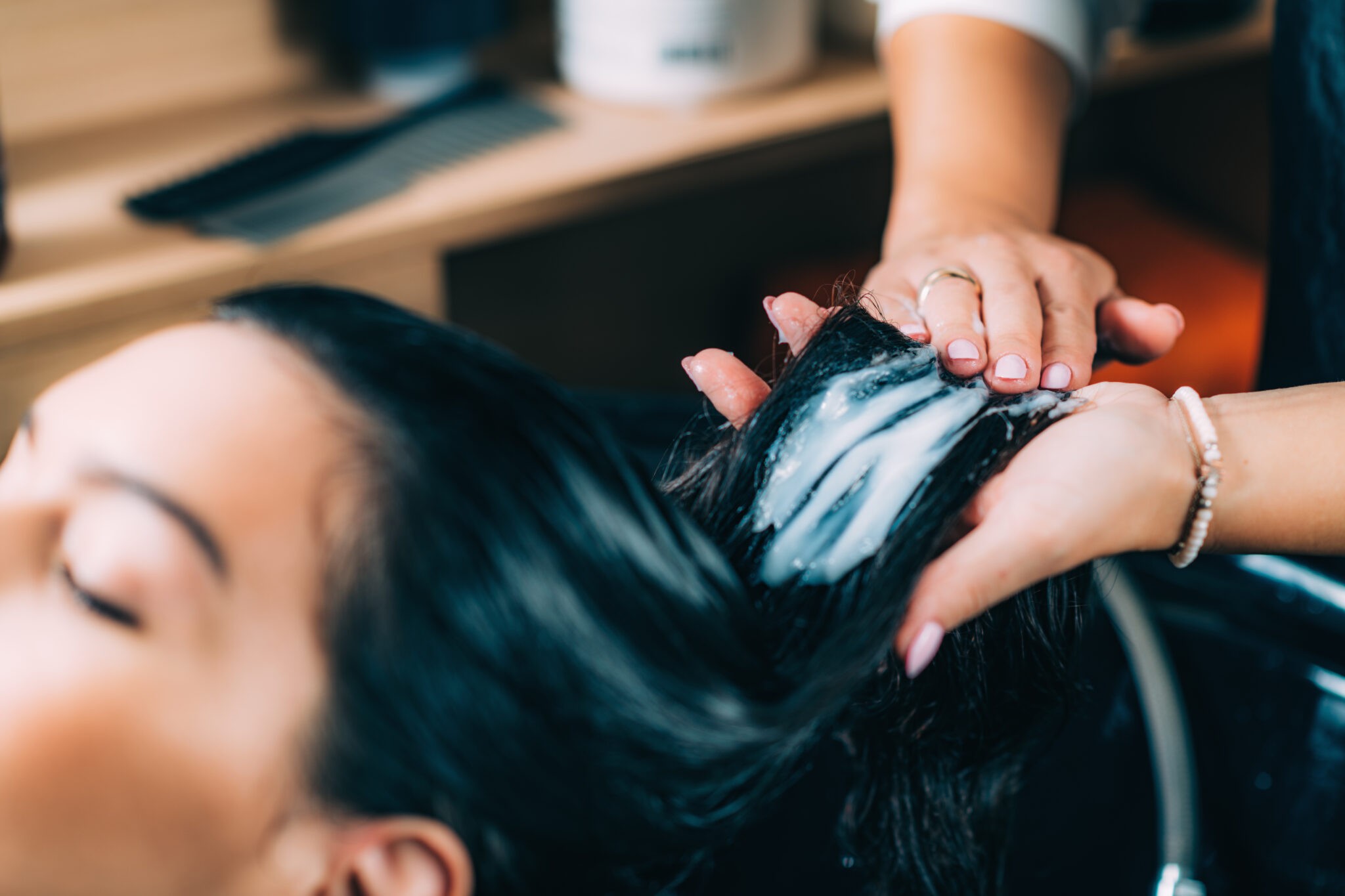 protección frente a la pérdida de cabello y el encrespamiento, y formulado para cabello dañado